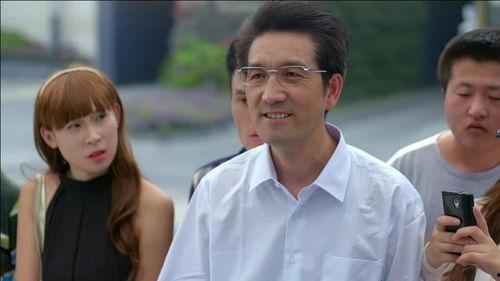 路人吃瓜被摔,路人被摔成“瓜皮”现场