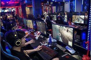 在网吧吃瓜拍照,记录网络生活瞬间