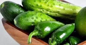 女人吃绿色瓜,健康美味两不误